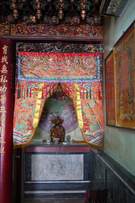 育黎宮龍邊神龕