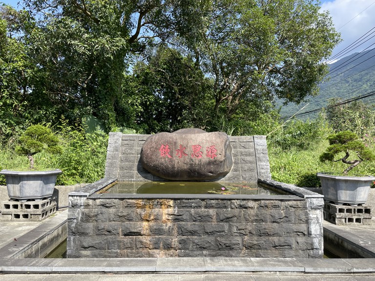水圳伯公祠旁飲水思源大石 水圳伯公祠旁飲水思源大石