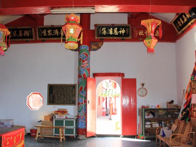 正殿左側壁面