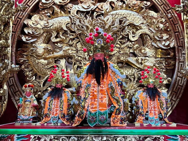 小赤蜩鳴宮主祀龕祀神,由左而右為:天上聖母、三王、大王、二王 小赤蜩鳴宮主祀龕祀神,由左而右為:天上聖母、三王、大王、二王