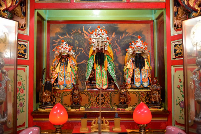 東文溫極殿中央神龕眾神