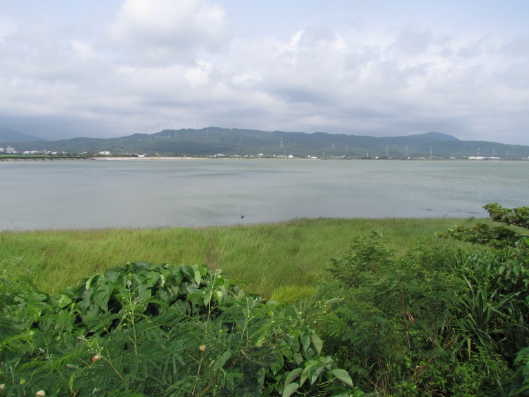 廟前龍鑾潭景色