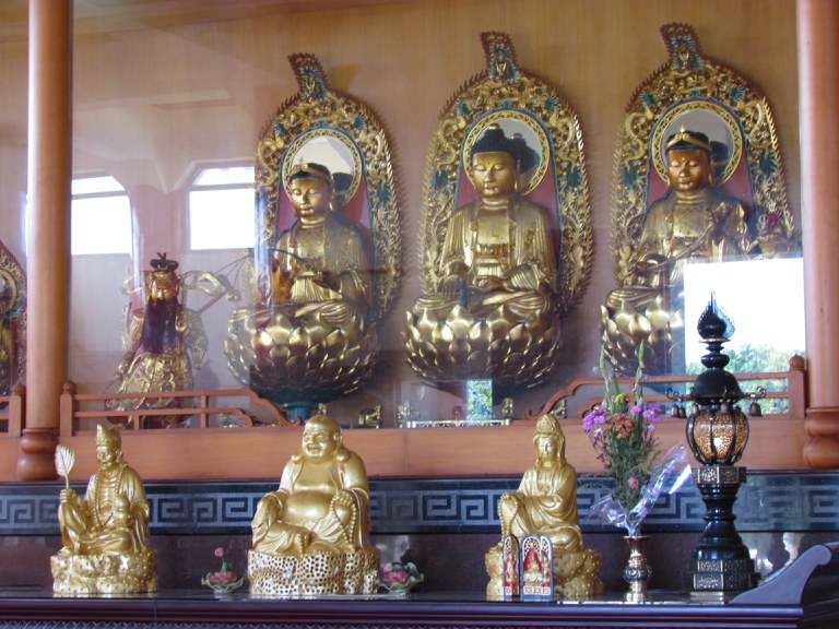 主祀西方三聖 觀音 彌勒佛 濟公
