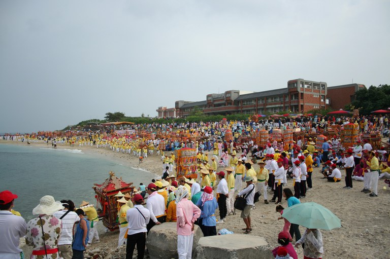 三隆宮迎王祭典請水(陳進成拍攝-2006.10.24) 三隆宮迎王祭典請水(陳進成拍攝-2006.10.24)