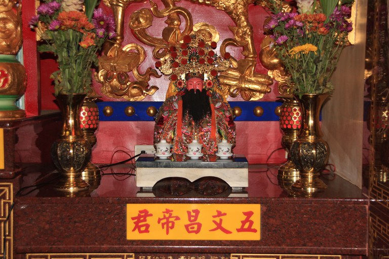 萬安古地廟正殿龍龕