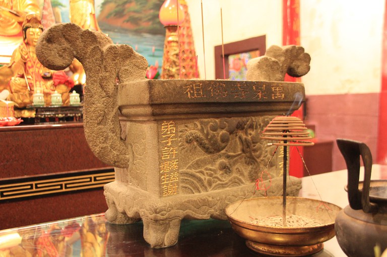 萬泉寺後殿香爐側面