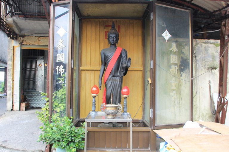 九聖堂前泰國佛像