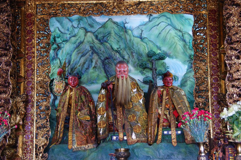 前殿右神龕