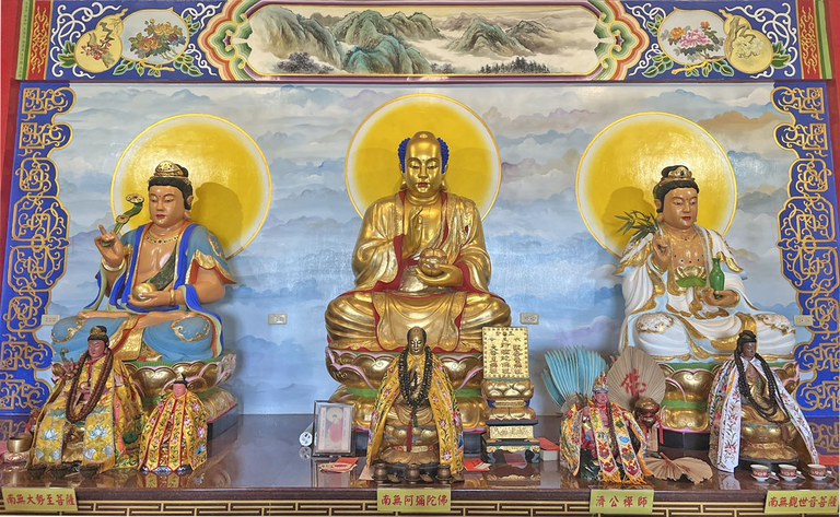 南無阿彌陀佛(中)、南無觀世音菩薩(右一)、南無大勢至菩薩(左一)。濟公禪師