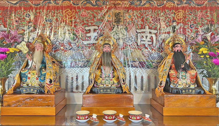 元始天尊(中)、靈寶天尊(右一)、道德天尊(左一)