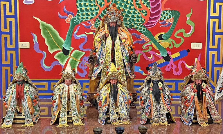李府千歲(中)、池府千歲(右二)、吳府千歲(左二)、朱府千歲(右一)、范府千歲(左一)