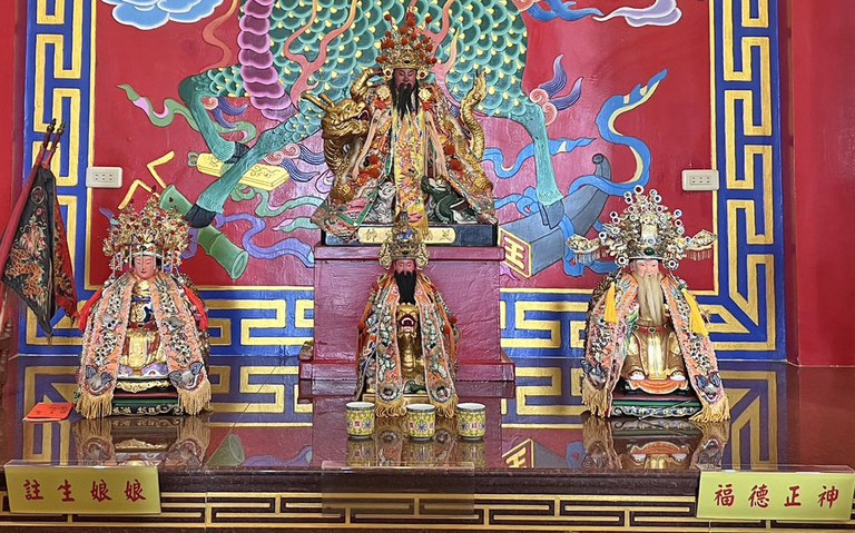 風雨大元帥(中)、福德正神(右一)、註生娘娘(左一)