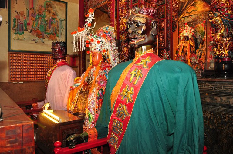 汾陽殿殿內出巡媽祖與千順將軍(周宗楊拍攝2011.08.01) 汾陽殿殿內出巡媽祖與千順將軍(周宗楊拍攝2011.08.01)