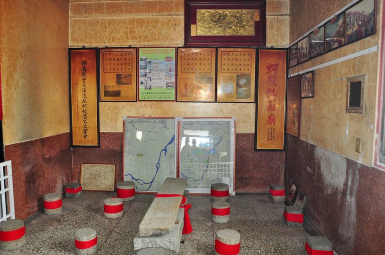 廟內右龕蚵殼港文物館全貌(周宗楊拍攝2011.09.10) 廟內右龕蚵殼港文物館全貌(周宗楊拍攝2011.09.10)