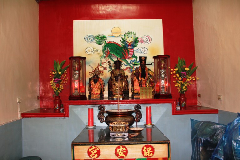 城隍爺地藏王菩薩包府千歲神龕